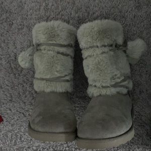 Girls grey boots.